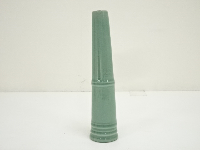 青磁 陽刻模様 青磁堀 造 牡丹画 花瓶 です。 青磁 陽刻模様 青磁堀 造 牡丹画 花瓶 です。 青磁牡丹文水注